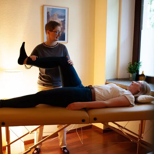 Heilpraktikerin Marie Schnack zeigt in der Touch for Health Ausbildung in Leipzig einen Muskeltest.